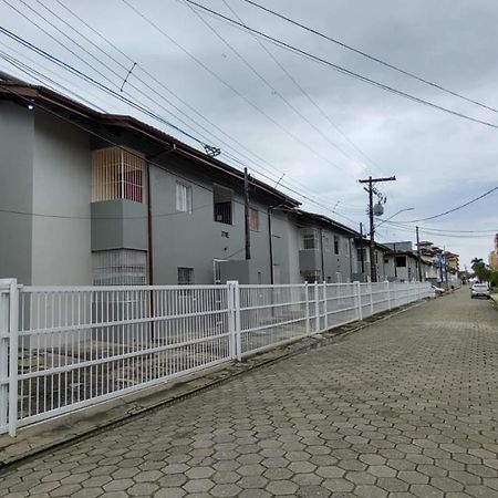 Apartamento Ubatuba - Praia grande - 200m da praia Exterior foto